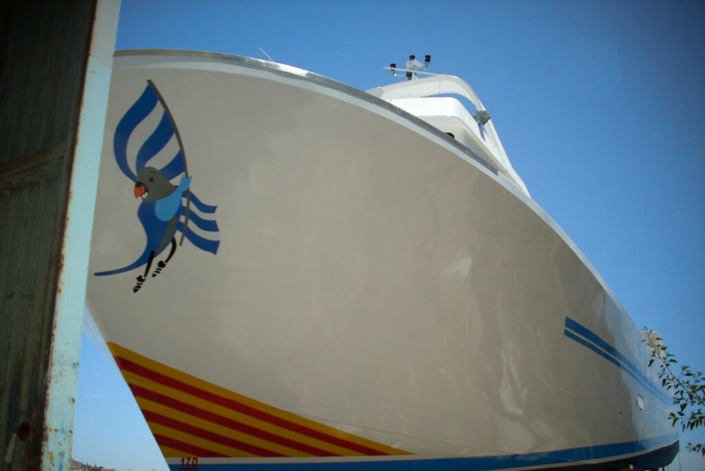 Vista proa en plano nadir del barco de pesca Afra Uno.