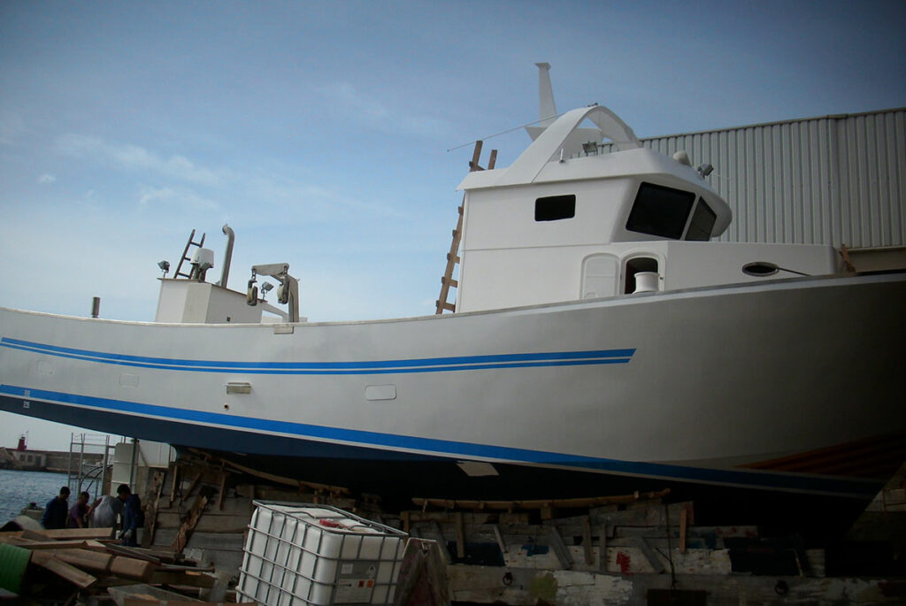 Vista lateral del barco de pesca Afra Uno.