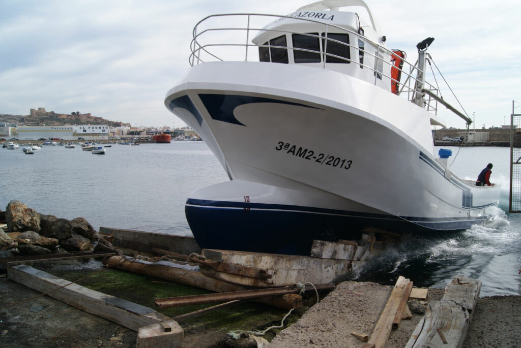 Barco de pesca Alfonso Cazorla encallando en la rampa de Loha Astilleros.