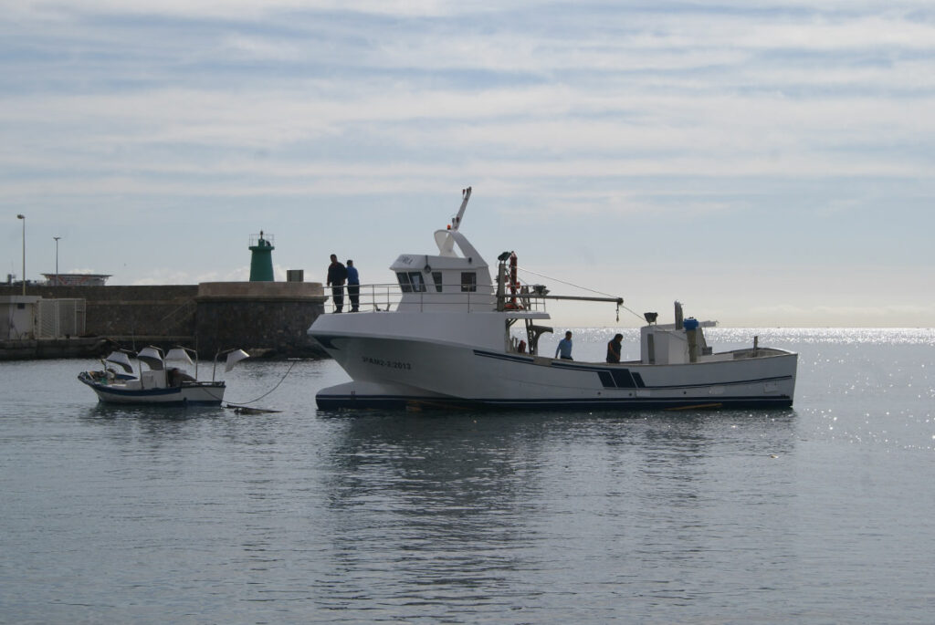 Barco de pesca Alfonso Cazorla en la mar.
