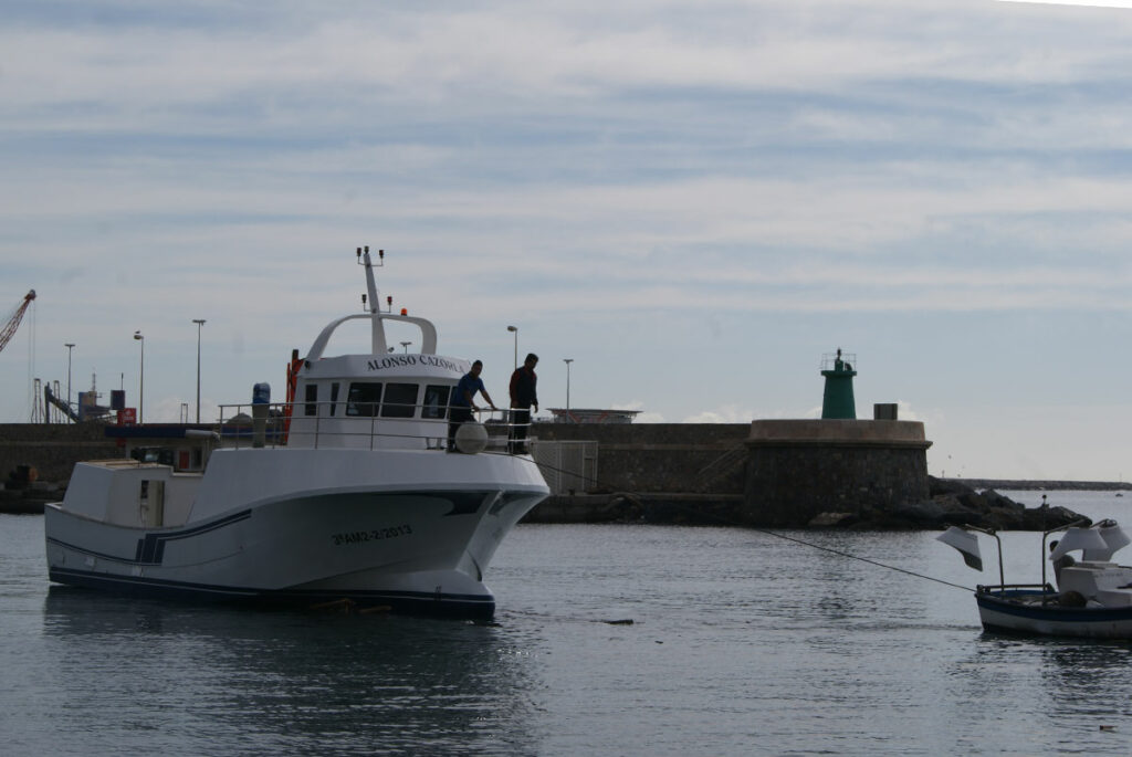 Barco de pesca Alfonso Cazorla en la mar.