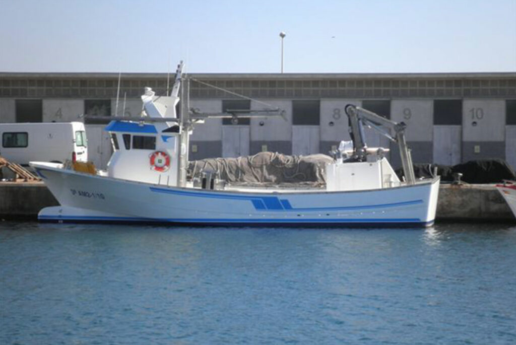 Vista lateral del Barco de pesca Alfonso Cazorla amarrado en el puerto.