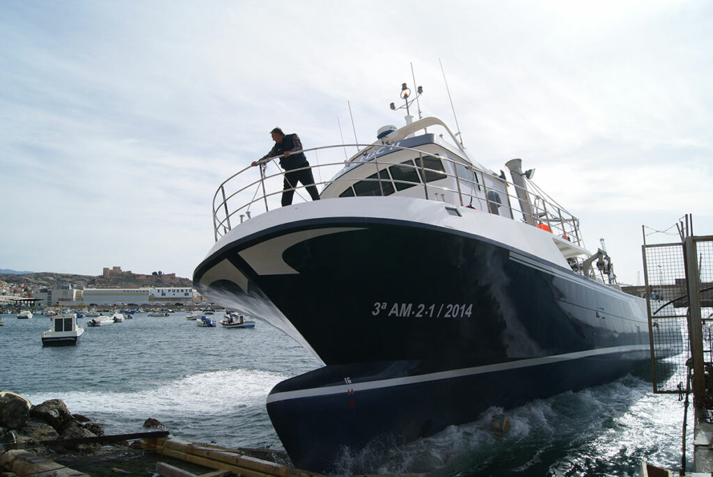Barco de pesca Alvaluc II encallando en la rampa de Loha Astilleros.