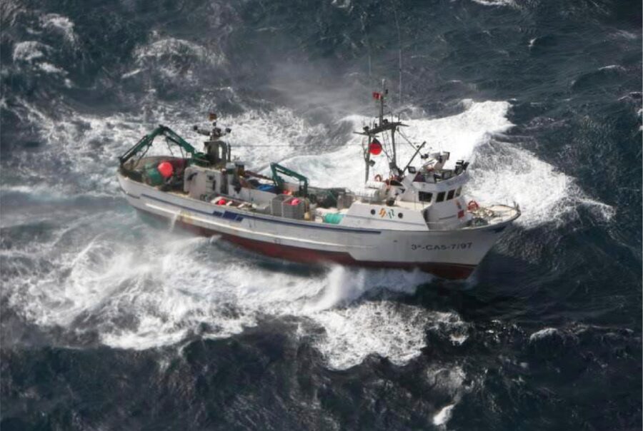 Barco de pesca navegando en la mar con fuerte oleaje.