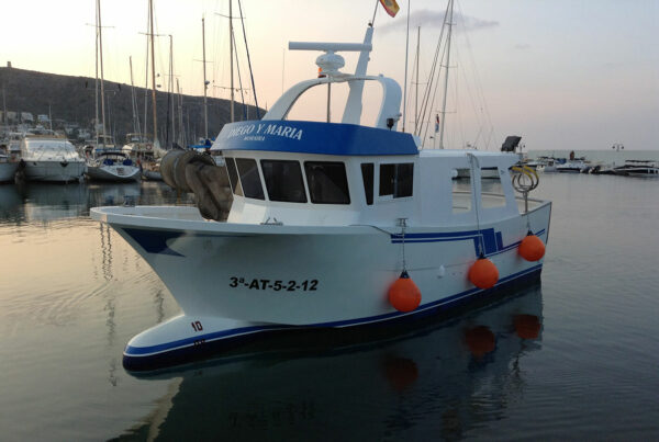 Barco de pesca Diego y María navegando en el puerto marítimo.