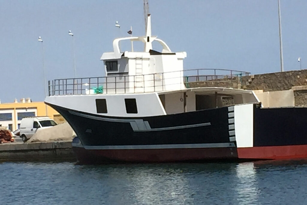 Vista lateral del barco de pesca El Andaloussi.