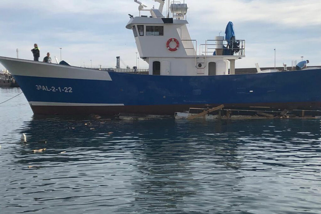 Lateral barco pesquero El Gallego en el puerto marítimo.