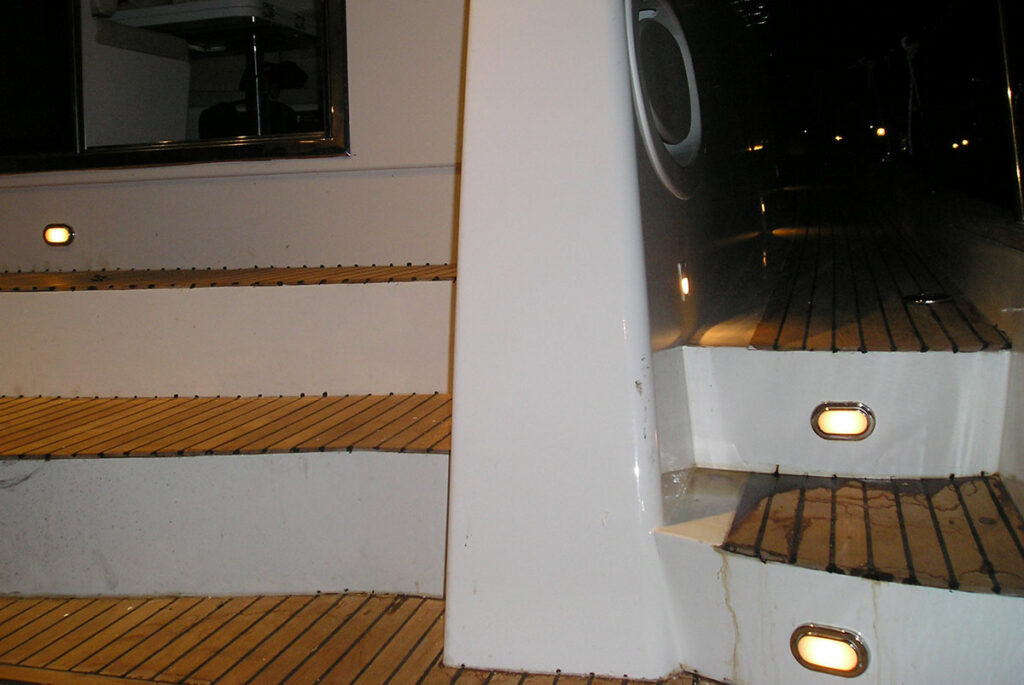 Escaleras del barco de recreo El Nath.