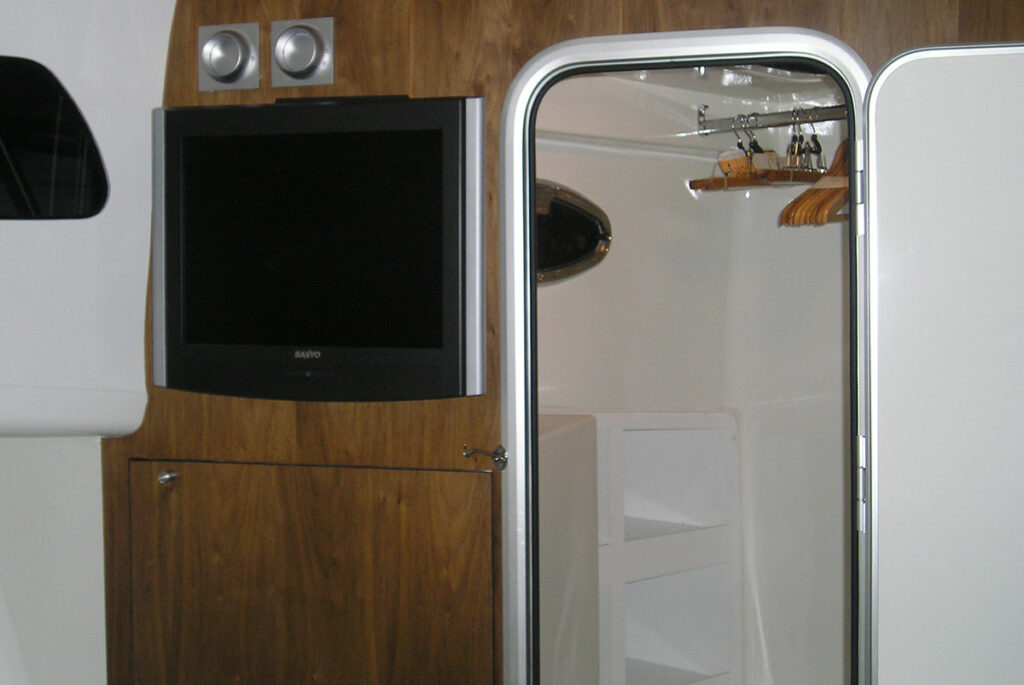 Vista del armario y televisión del dormitorio del barco de recreo El Nath.