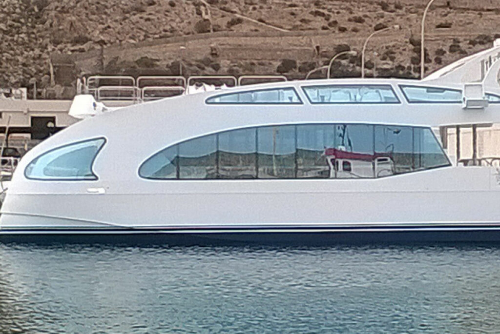 Lateral barco de pasaje Excellence.