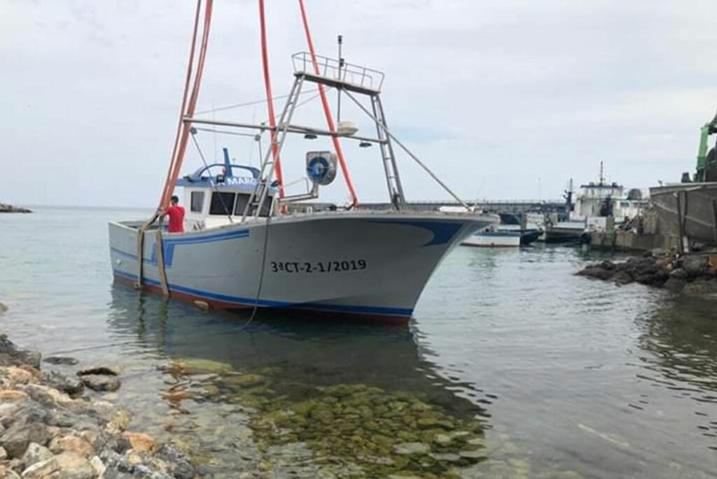 Barco de pesca La Margarita acercándose al servicio de rampa.