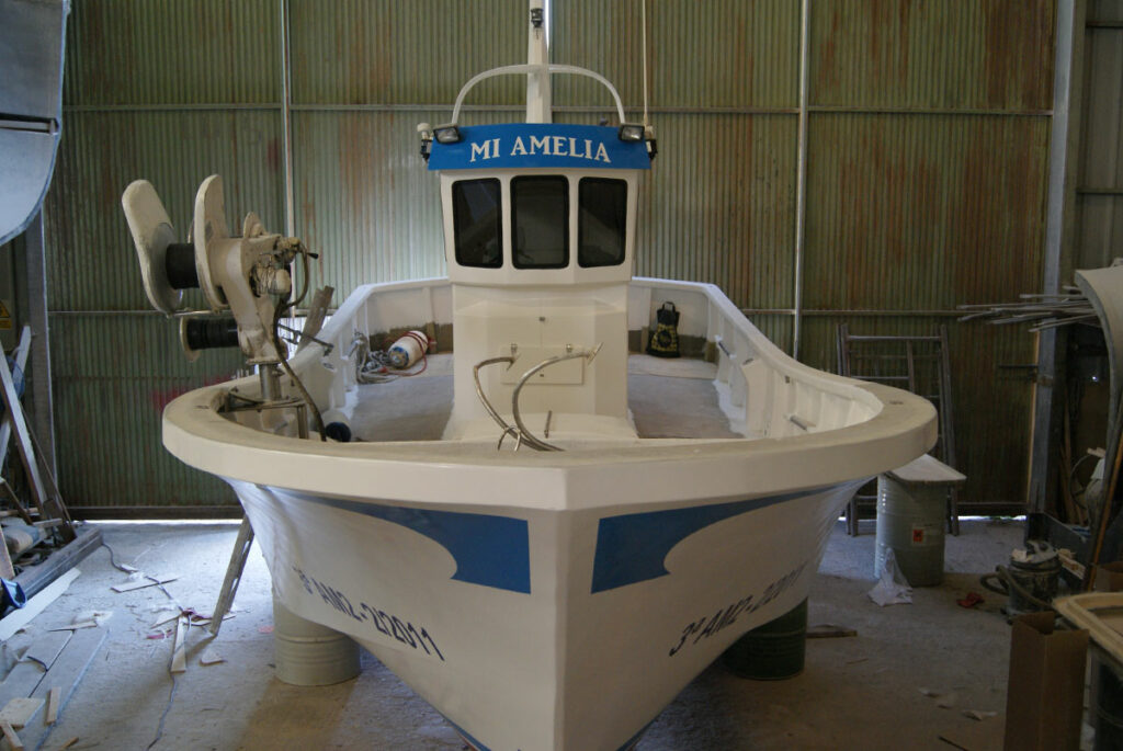 Vista frontal del barco de pesca Mi Amelia.