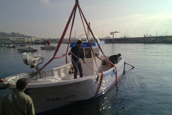 Preparación del amarre del barco de pesca Mi Amelia en el puerto marítimo.