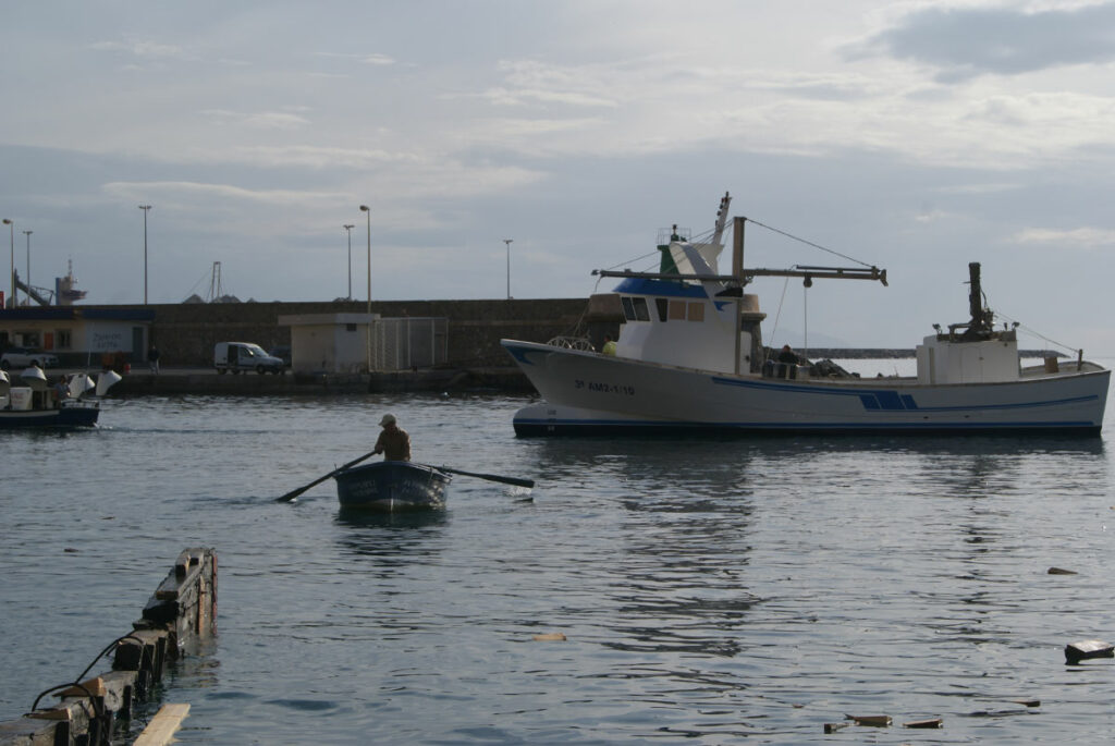 Barco pesquero Nuevo Falucho accediendo al servicio de rampa de Loha Astilleros.