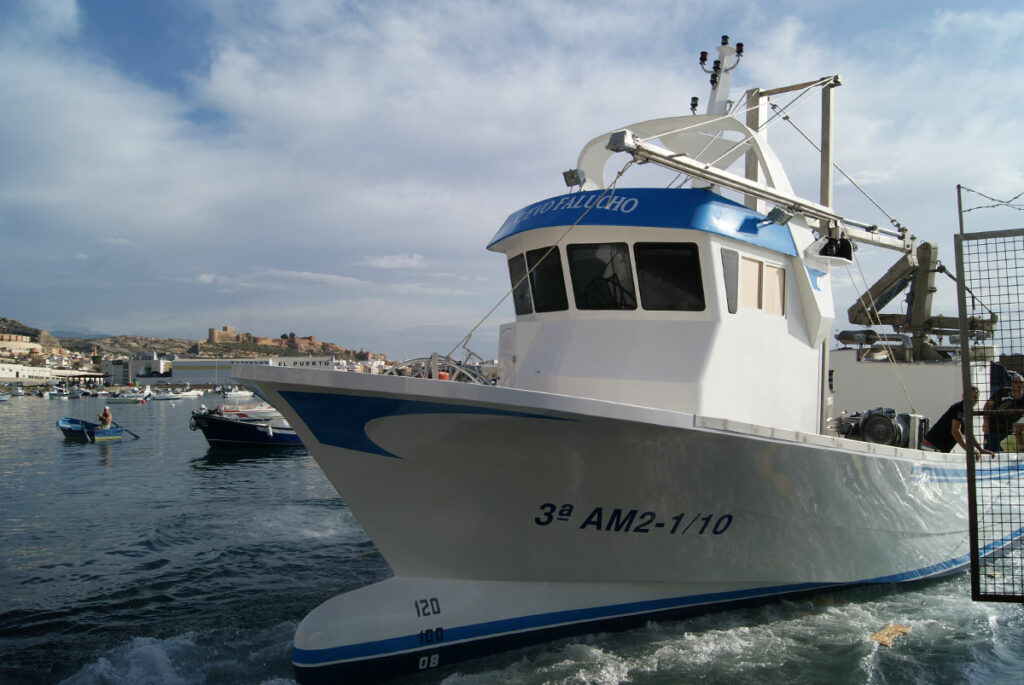 Barco pesquero Nuevo Falucho accediendo al servicio de rampa de Loha Astilleros.