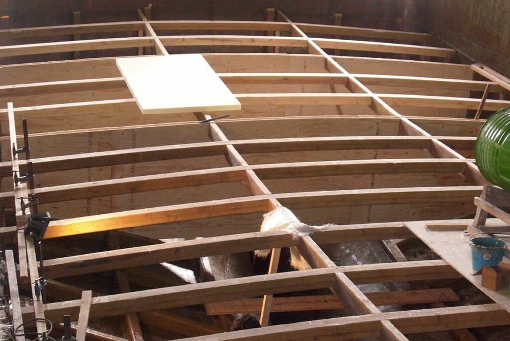 Construcción del barco de pesca Nuevo Gabriel. Listones de madera.