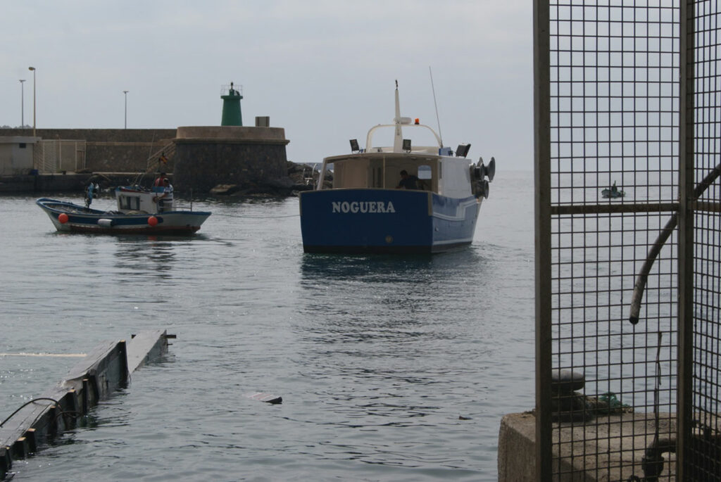 Barco pesquero Nuevo Villa Moraira saliendo a la mar por la rampa de Loha astilleros.