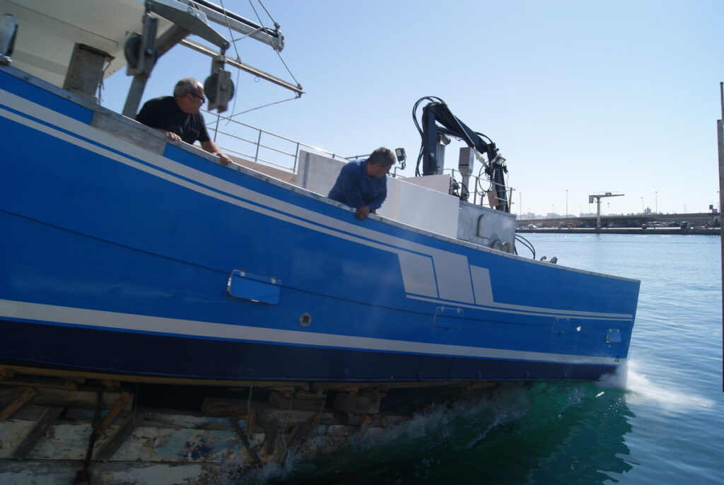 Barco de pesca Playa de Lancón accediendo al servicio de rampa de Loha astilleros en el puerto marítimo.