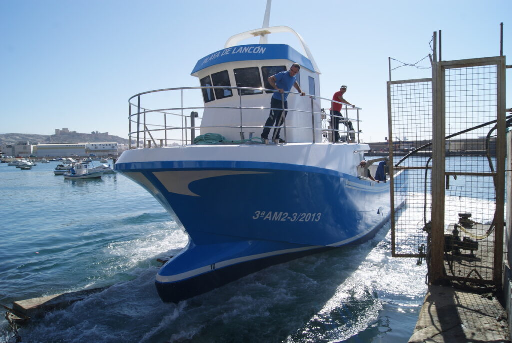 Barco de pesca Playa de Lancón accediendo al servicio de rampa de Loha astilleros en el puerto marítimo.
