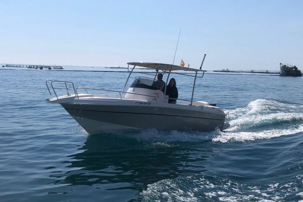 Varadero 650 Gitana navegando en el mar con dos tripulantes.