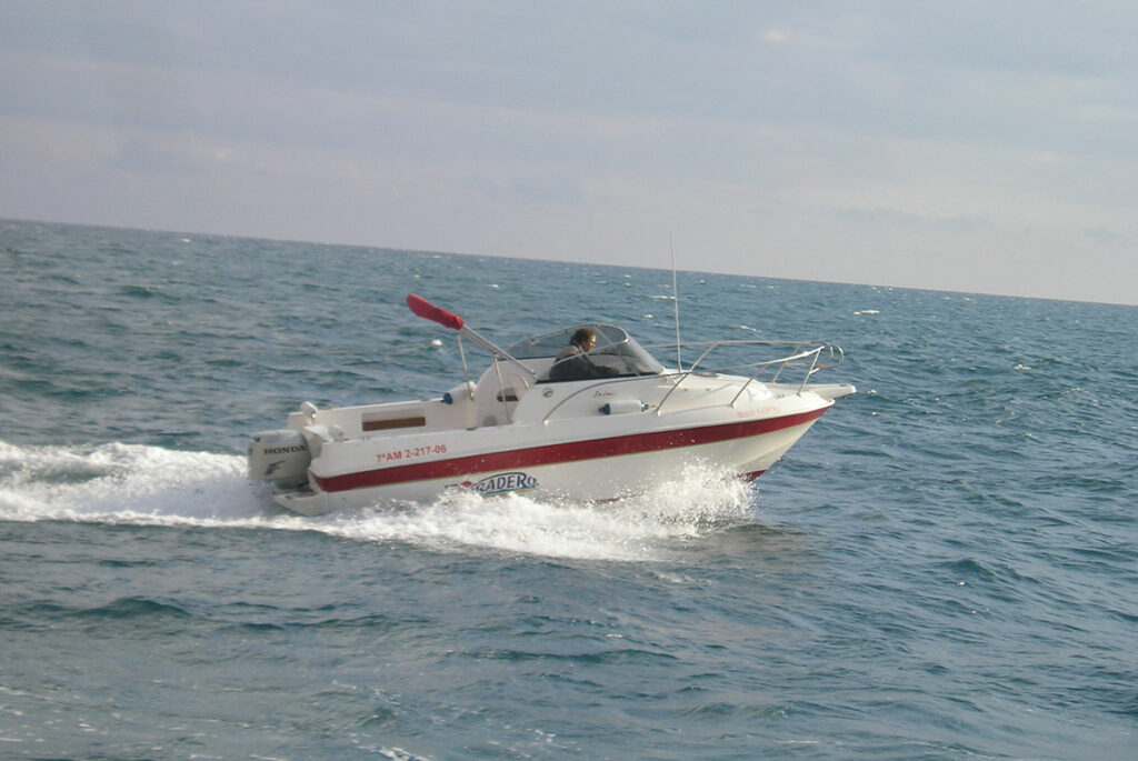 Varadero 650 Jaleo navegando por el mar.