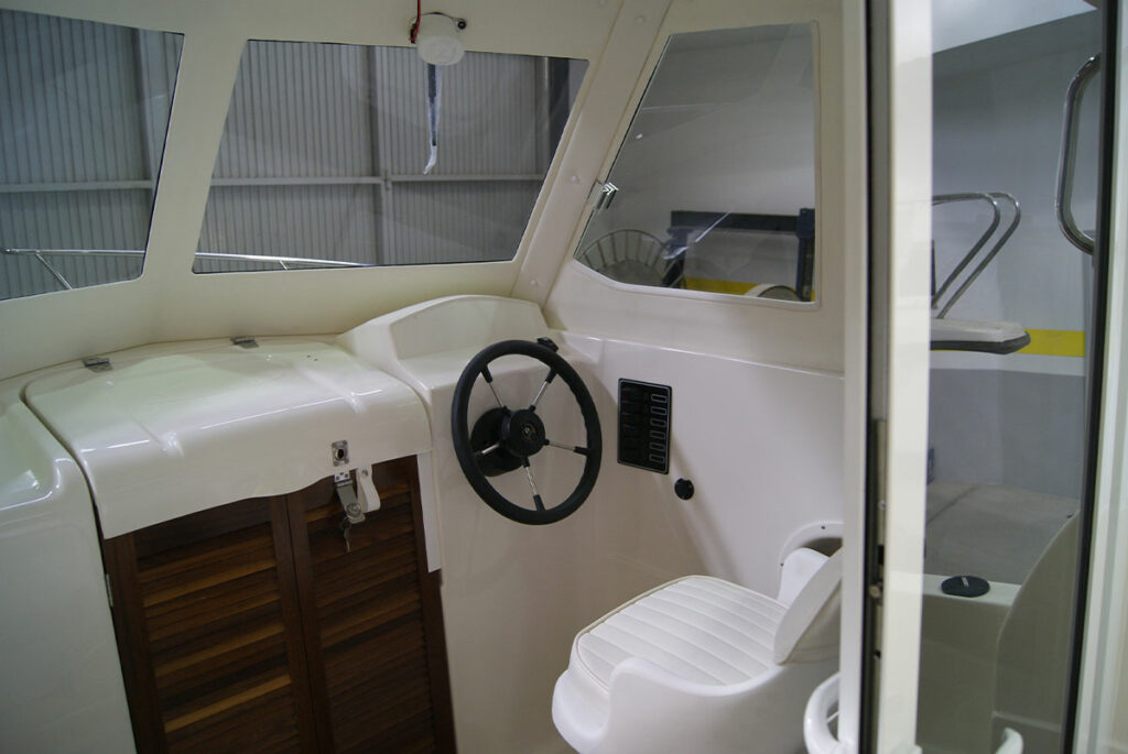 Interior de la cabina de control del varadero 650 Pelican.