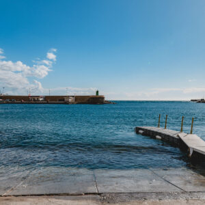 Vista del la rampa de varado y botadura para embarcaciones de Loha Astillero en el puerto marítimo de Almería.